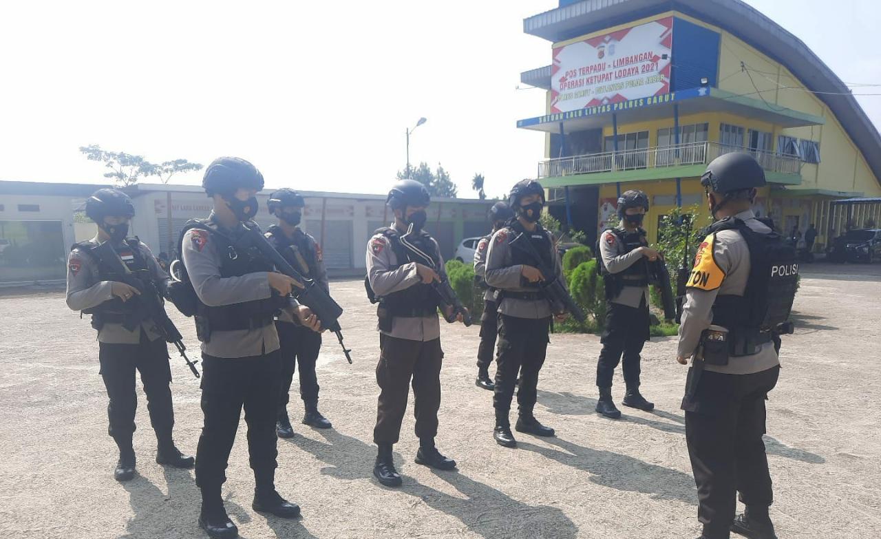 Satu Peleton Pasukan Anti Anarkis Brimob Jabar Mediasi Penertiban PKL Di Pasar Limbangan Garut