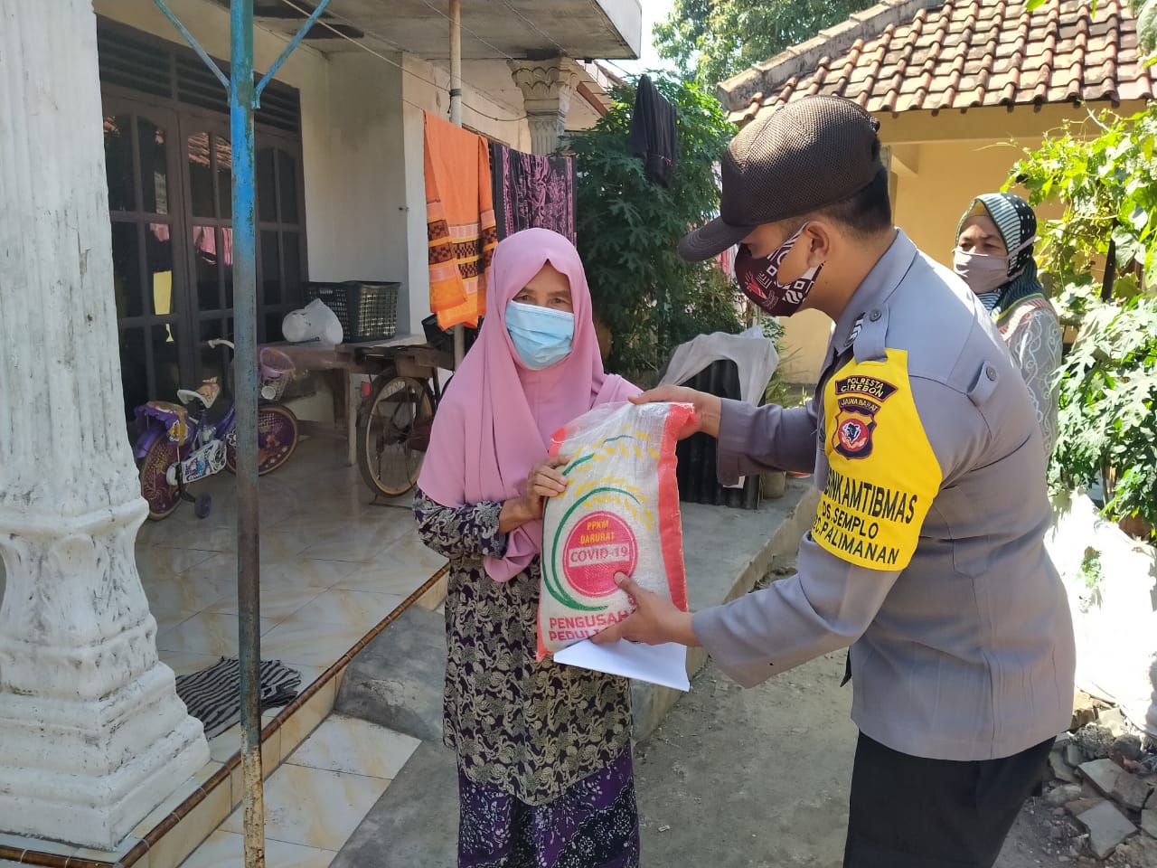 Warga Slum Area Desa Semplo Terima Bantuan Bansos Paket Sembako Dari Polisi Dimasa PPKM