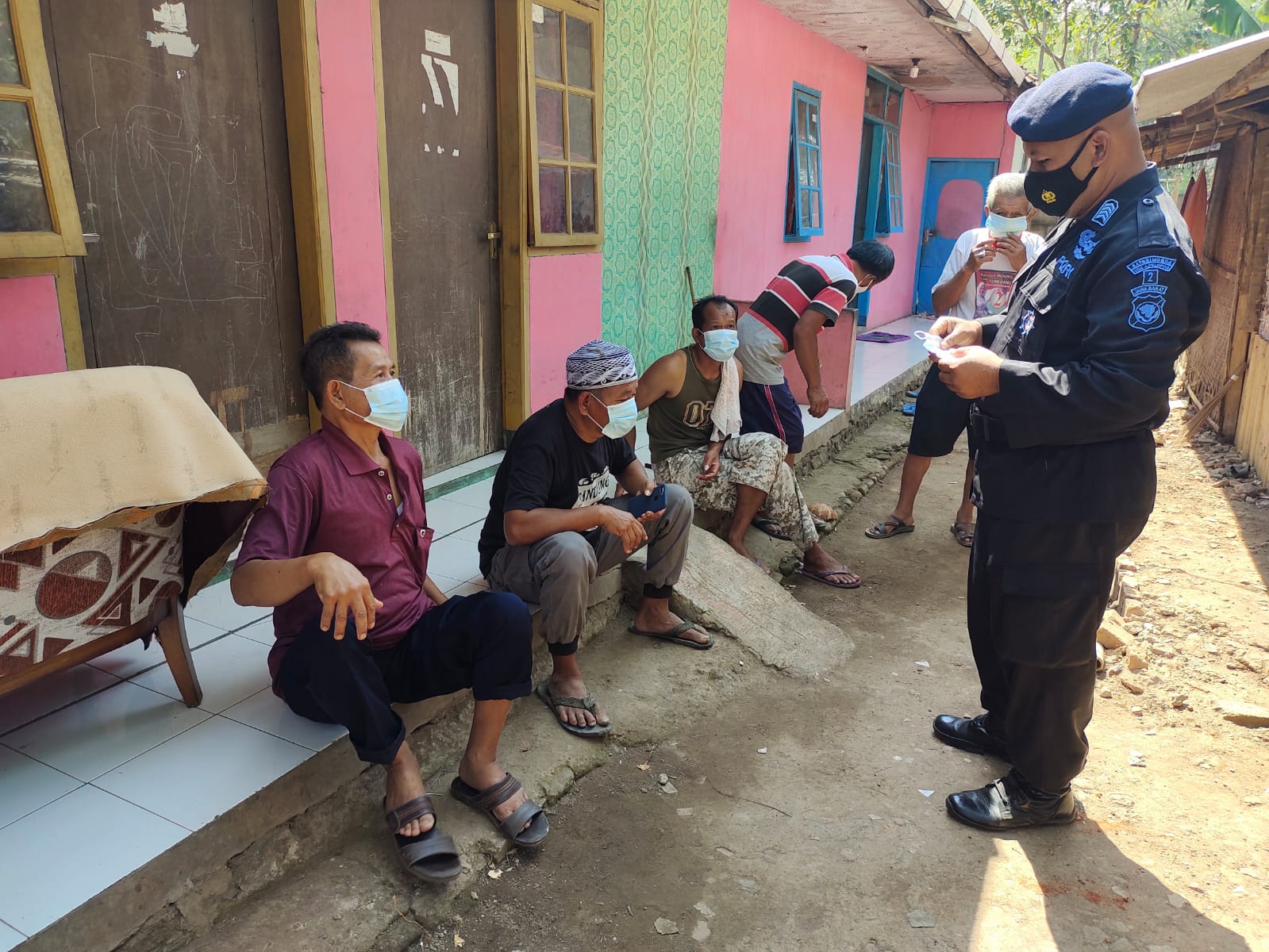Brimob Polda Jabar Himbau Masyarakat Cikeruh Agar Menerapkan Prokes Di Tengah Pandemi Covid-19