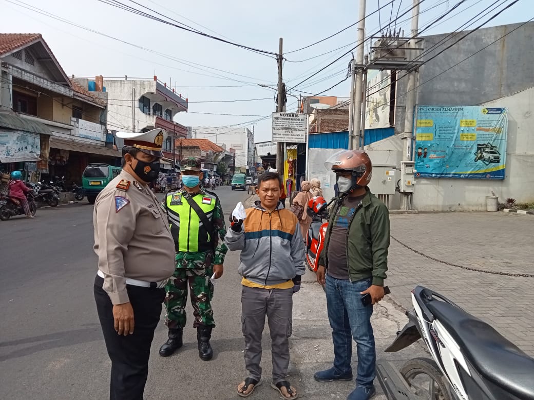 Kabid Humas Polda Jabar : TNI-POLRI Bersatu Melawan Covid 19 Bagikan Masker Dan Ingatkan Warga Pentingnya Prokes 