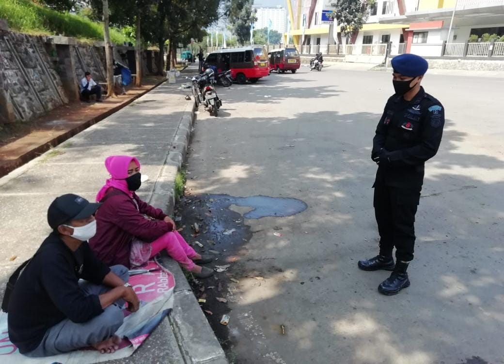 Patroli Sambang Warga, Brimob Jabar Ingatkan Pemakaian Masker Sebagai Upaya Mencegah Covid-19