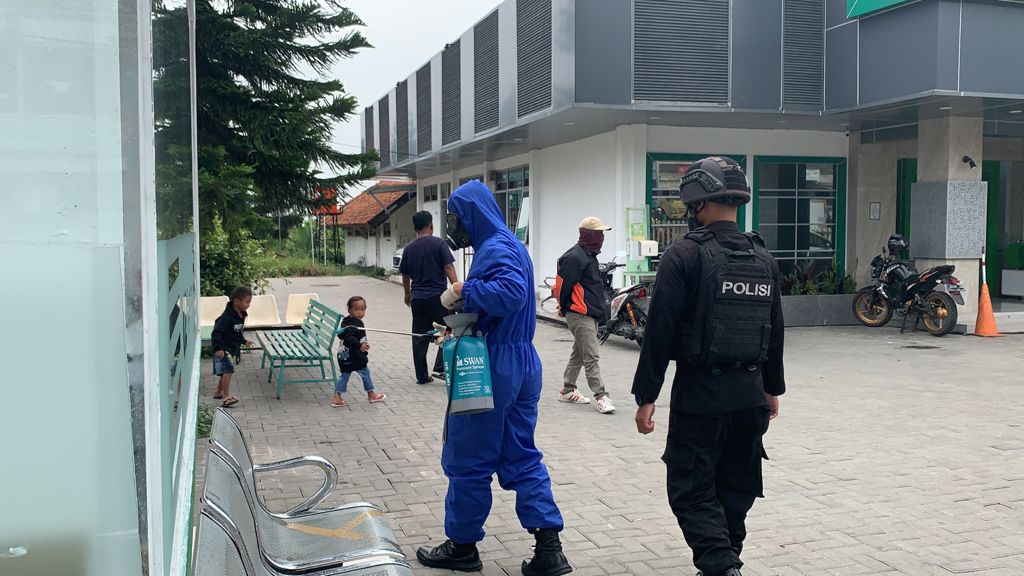 Pegadaian Pacet Jadi Sasaran Penyemprotan Disinfektan Brimob Jabar