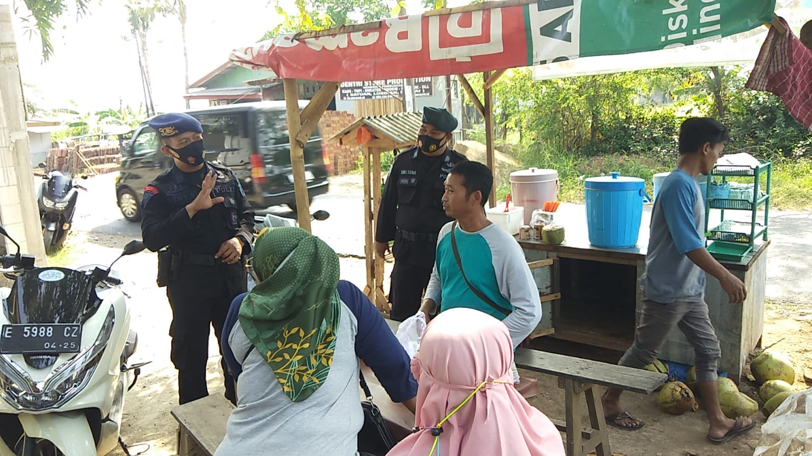 Penuh Dengan Rasa Semangat, Brimob Polda Jabar Imbau Masyarakat Ditengah Pandemi Virus Covid-19