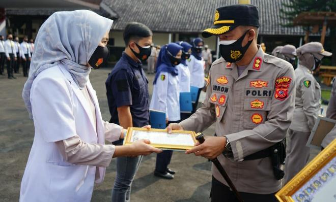 Polisi Berikan Penghargaan Kepada 17 Vaksinator Covid-19 Dimasa PPKM