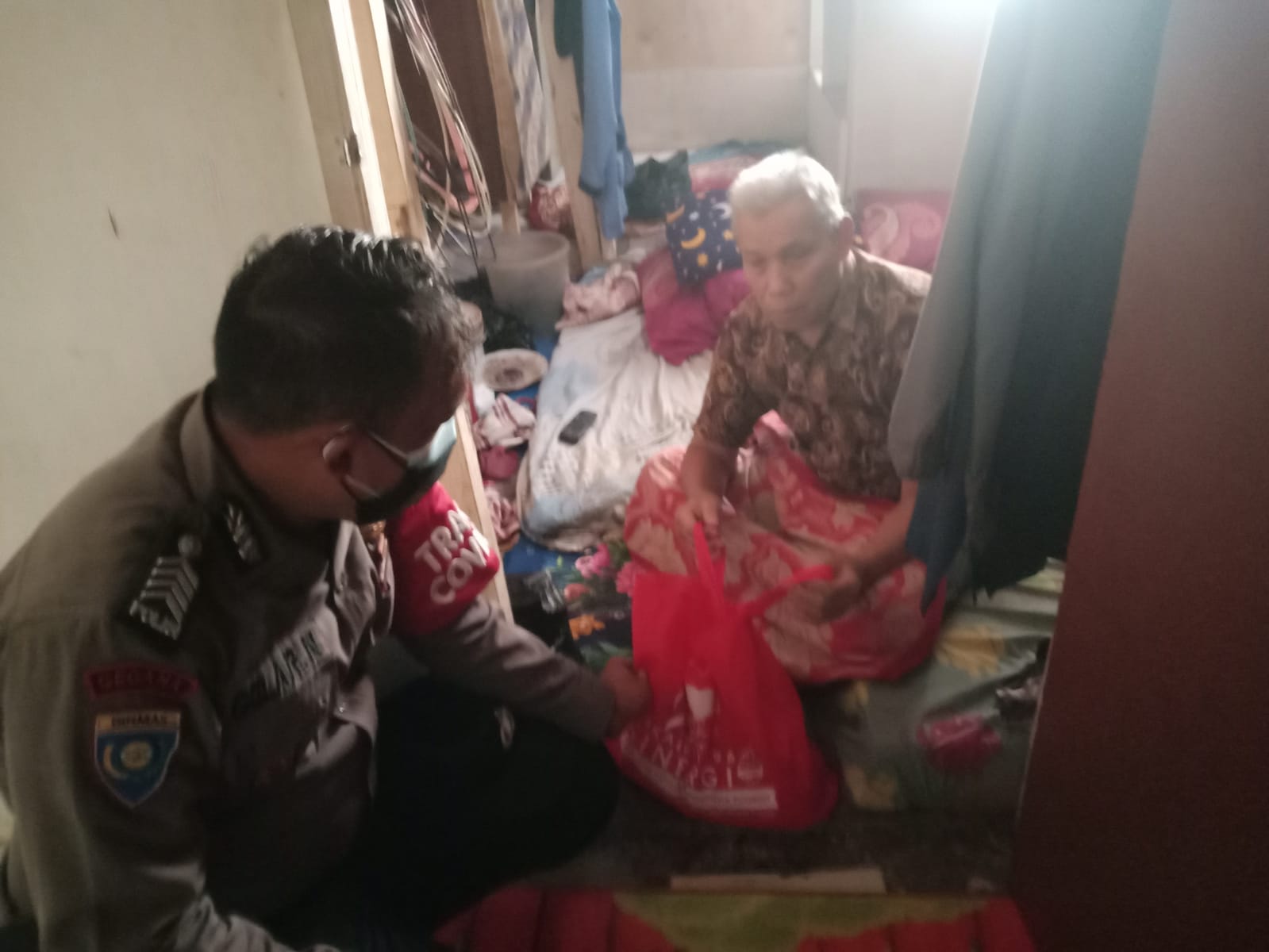 Kabid Humas Polda Jabar : Polri Salurkan Bansos dari Alumni AKABRI 96 Bhratasena Bagi Warga Yang Membutuhkan