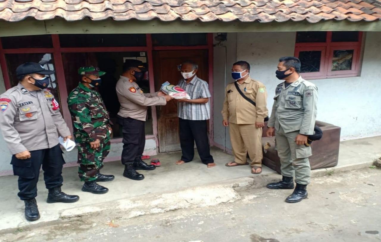 Kabid Humas Polda Jabar : Polisi Salurkan Bansos Beras 3.000 Kg Kepada Masyarakat Dimasa PPKM
