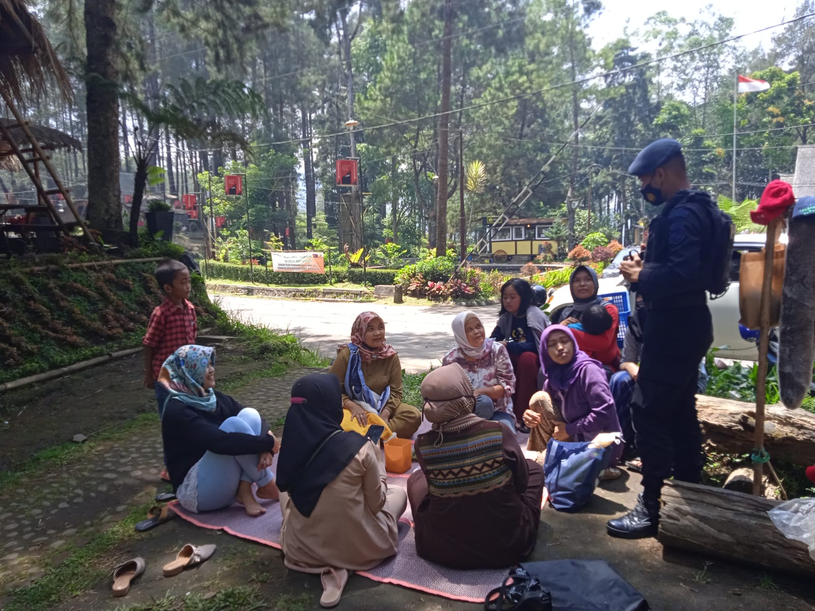 Patroli Brimob Jabar Himbau Agar Masyarakat Lembang Selalu Patuhi Protokol Kesehatan