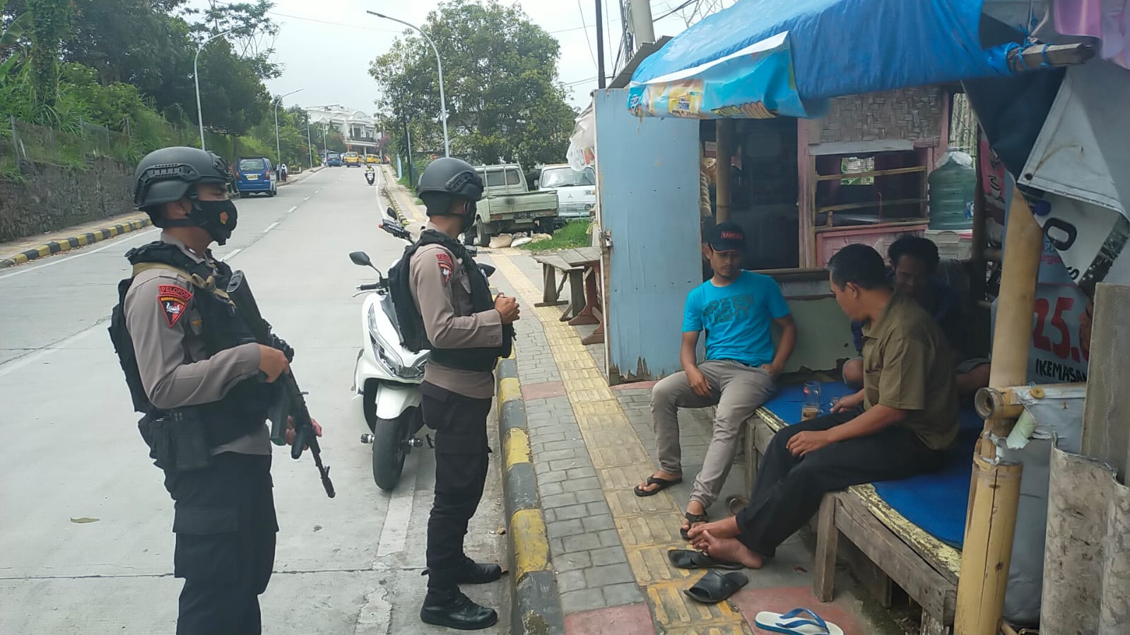 Brimob Polda Jabar Gencar Terus Memberikan Himbauan dan Edukasi Terkait Protokol Kesehatan