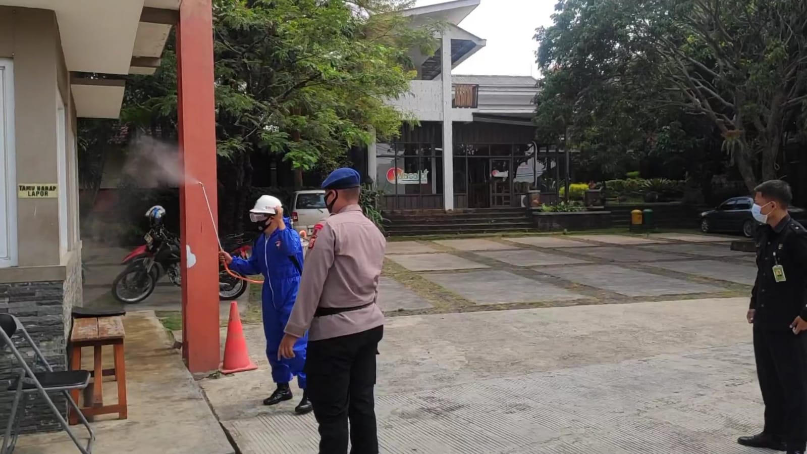 Penyemprotan Disinfektan Terus Dilakukan Brimob Jabar Agar Penyebaran Virus Covid-19 Cepat Dihentikan