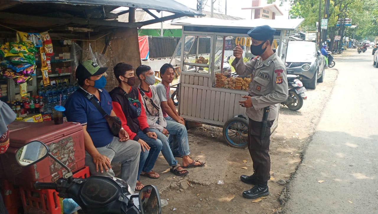 Brimob Jabar  Patroli Sambang Warga Sosialisasikan Prokes Serta 5M Di Kota Cirebon