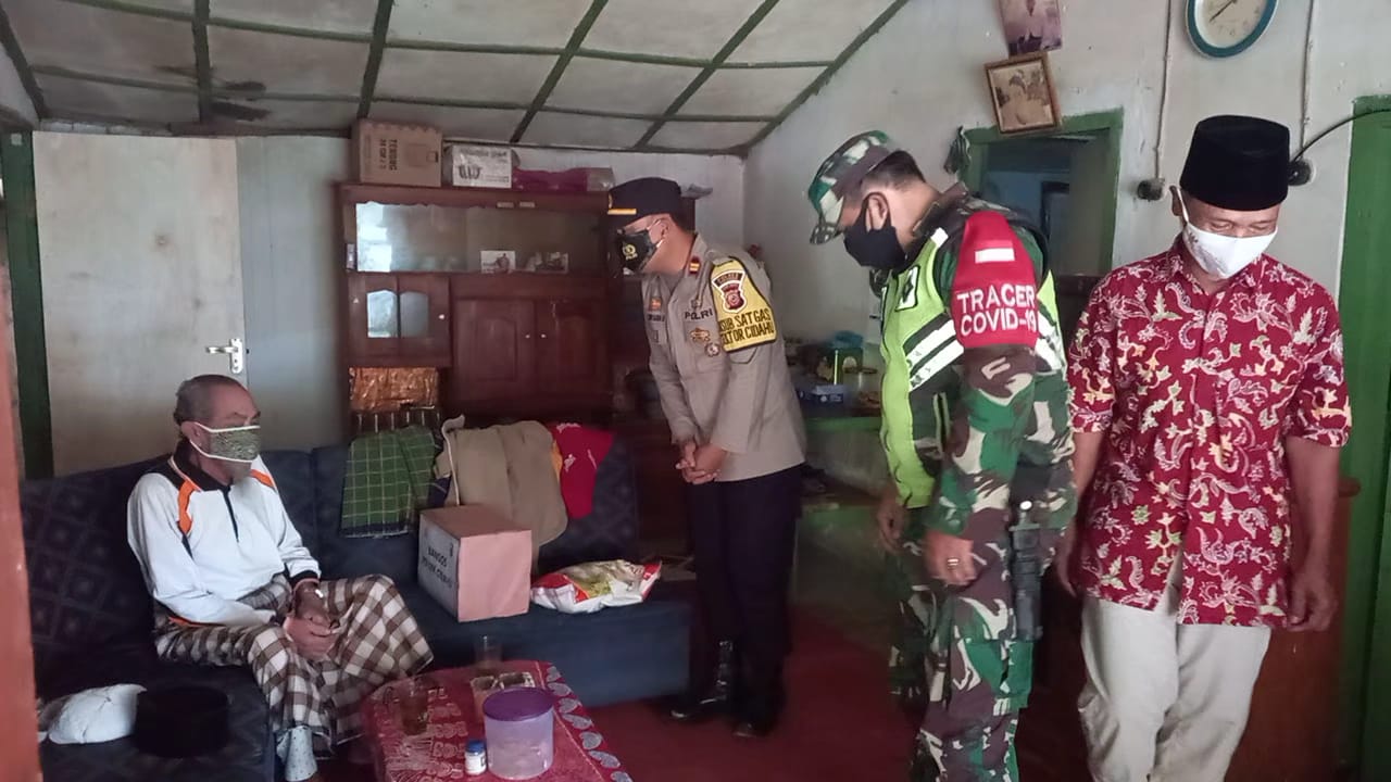 Kabid Humas Polda Jabar : Polisi Bagikan Bansos 100 Sembako Kepada Warga Kurang Mampu Dimasa PPKM