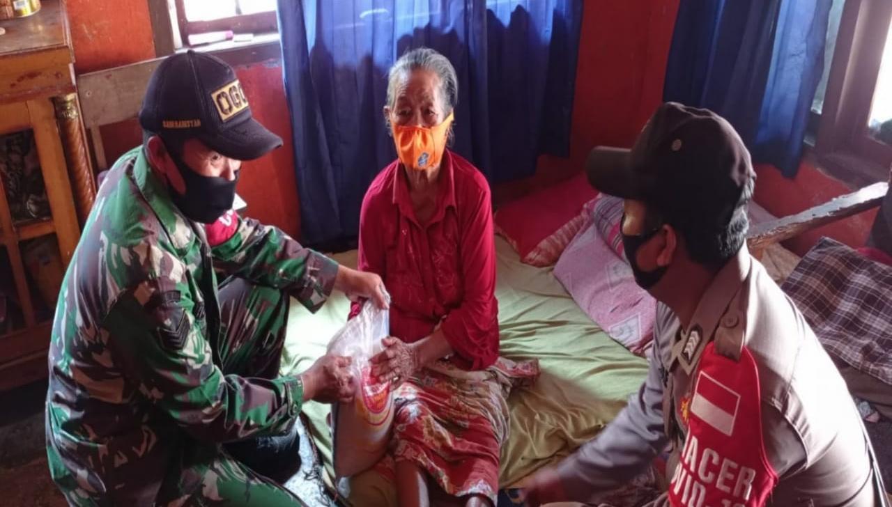 Kabid Humas Polda Jabar : Polisi Tak Kenal Lelah Bagikan Bansos Sembako Kepada Warga Terdampak Covid-19 
