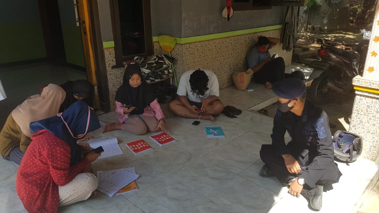 Brimob Polda Jabar Bantu Anak Anak Dalam Kegiatan Belajar Mengajar Dengan Memfasilitasi WiFi Portable