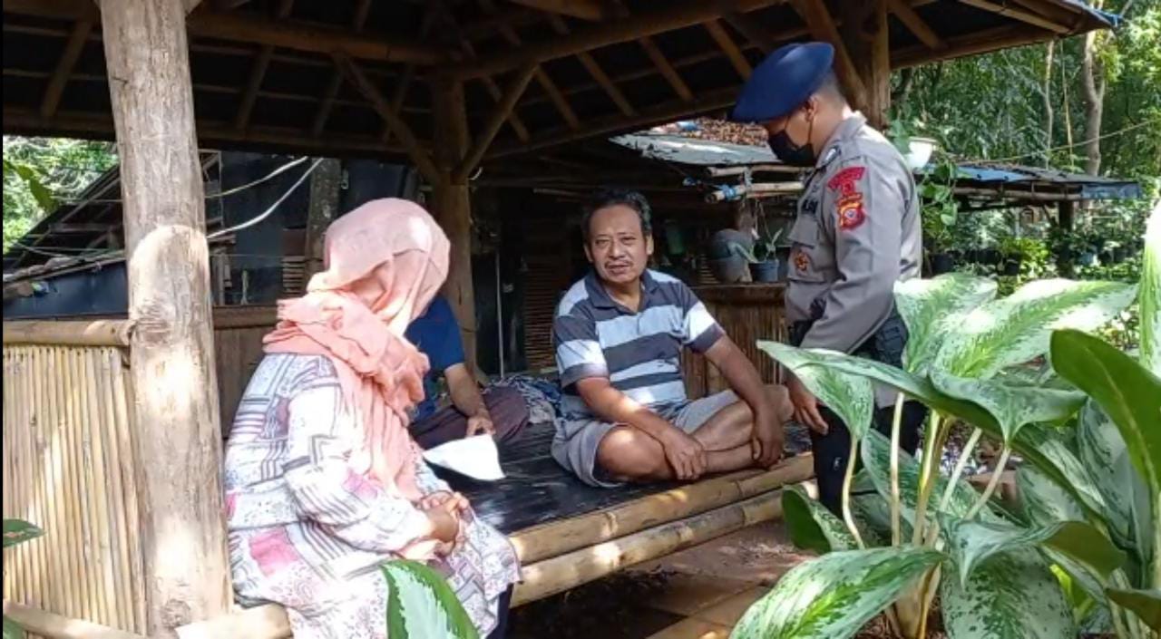Era New Normal Brimob Jabar Monitoring Penerapan Protokol Kesehatan Di Toko Kembang Cibungur