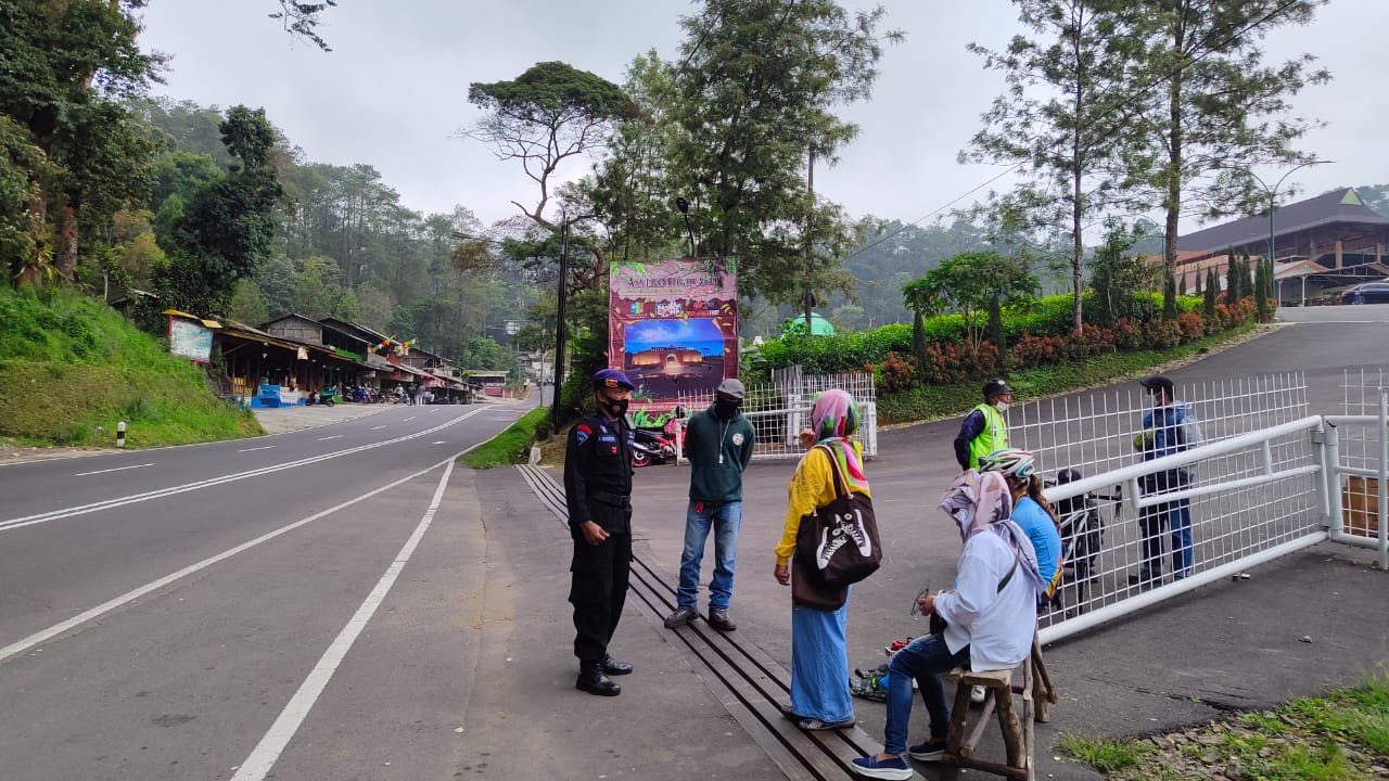 Personel Brimob Jabar, Ajak Masyarakat Terapkan Protokol Kesehatan di Lingkungan Pariwisata