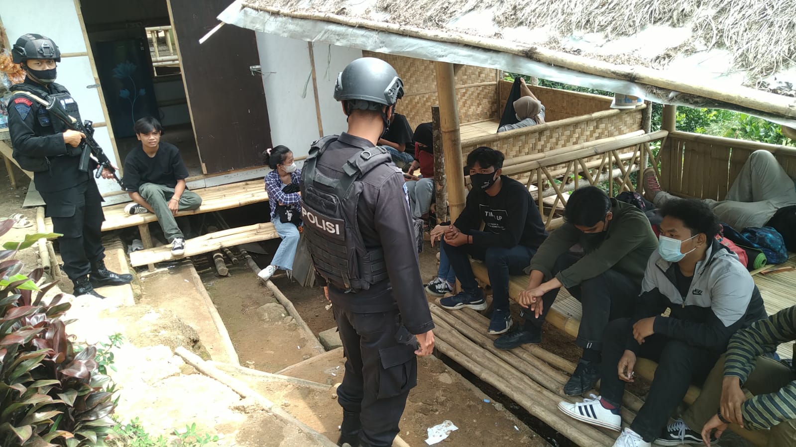 Anggota Brimob Jabar Ingatkan Kembali Warga Pacet Tentang Prokes