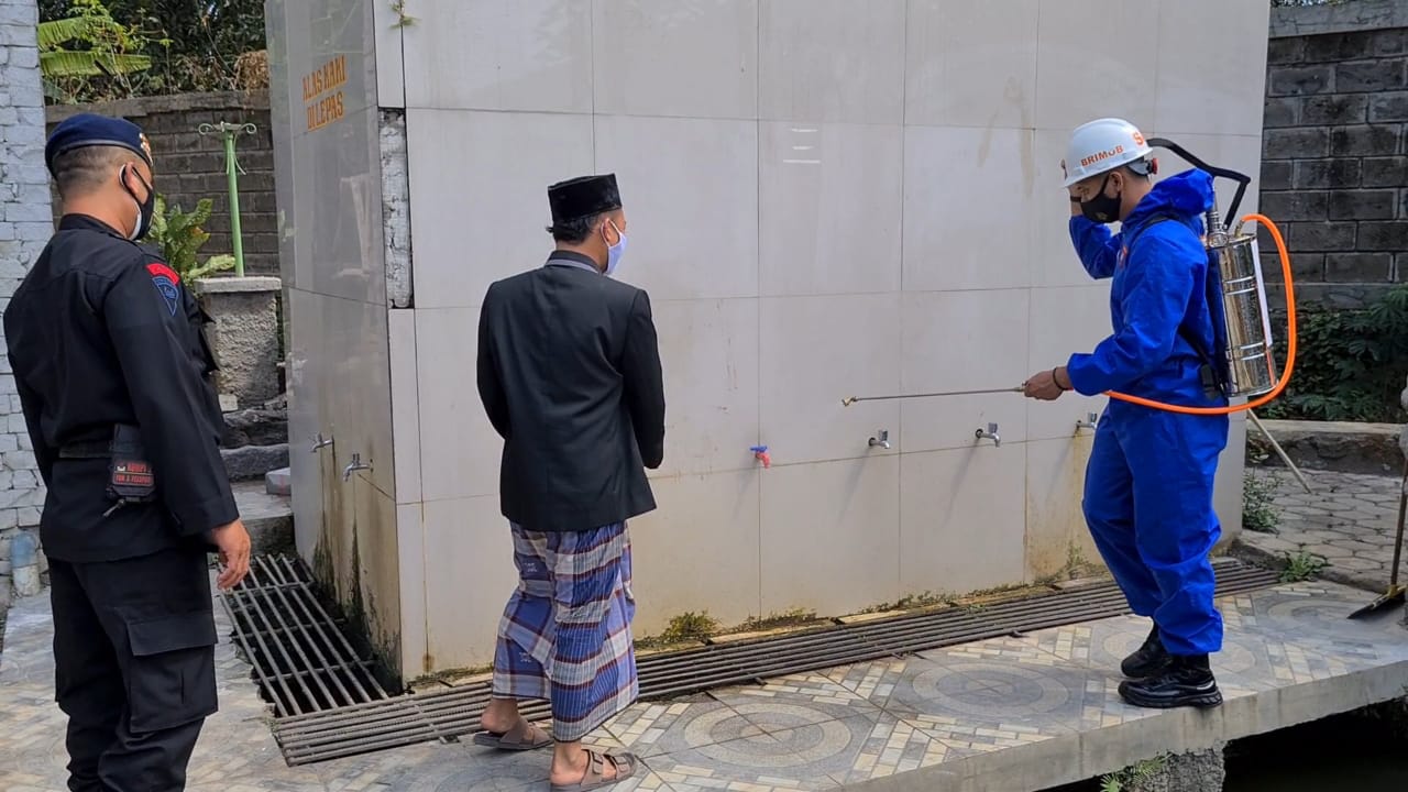 Minimalisir Penyebaran Virus Covid-19, Brimob Jabar Semprotkan Disinfektan Tempat Ibadah