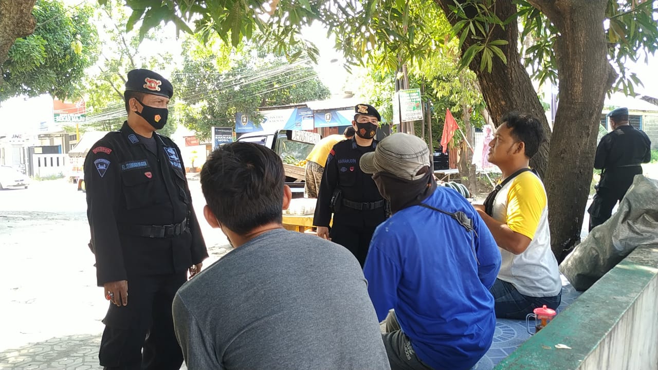 Tak Mengenal Rasa Lelah Diakhir Pekan Brimob Jabar Terus Berikan Sosialisasi Kesehatan Cegah Covid-19