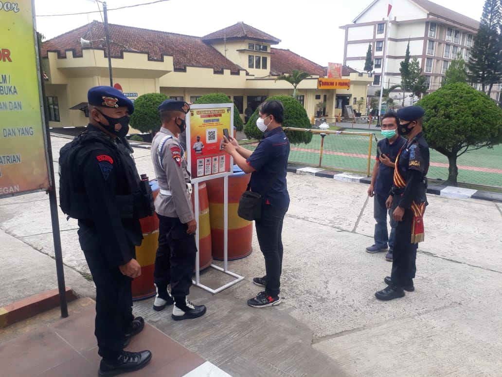 Personel Piket Mako Satuan Brimob Polda Jabar, Terapkan Prokes Kepada Seluruh Masyarakat