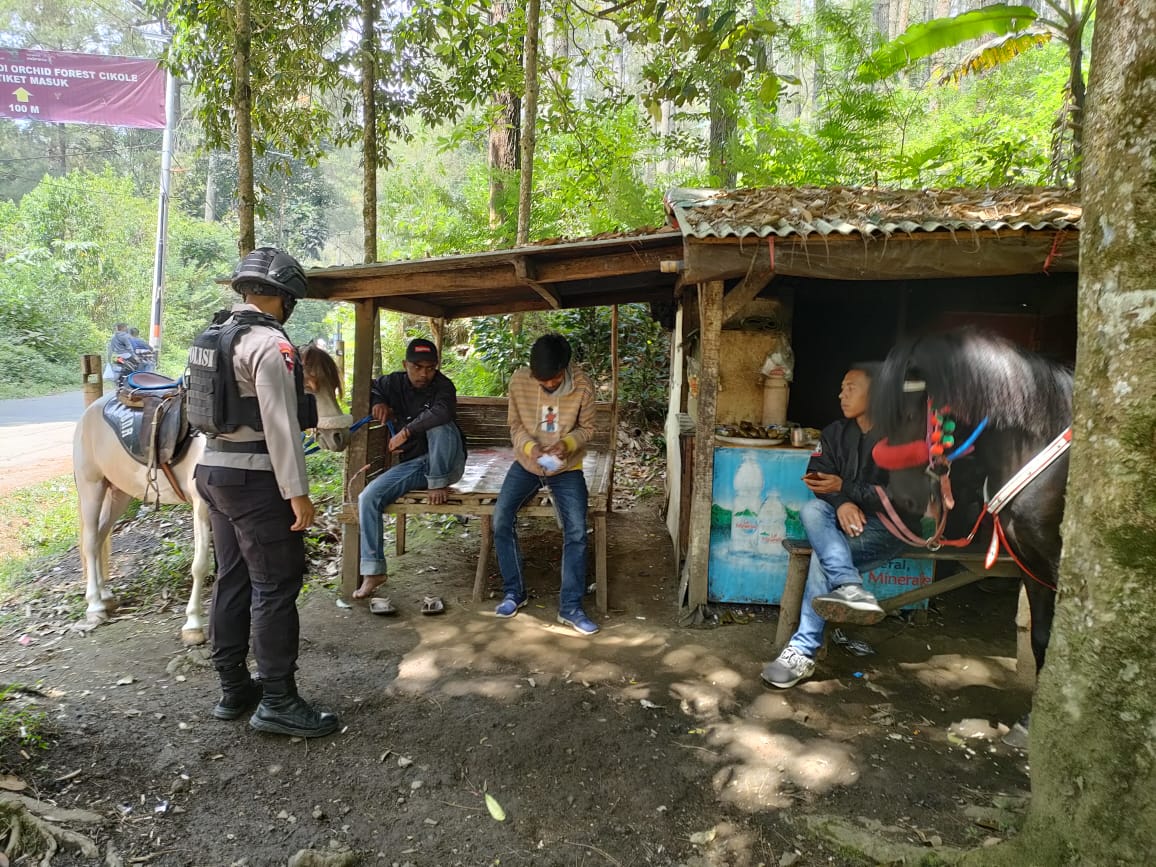 Patroli Sambang Brimob Polda Jabar Monitoring Dan Penerapkan Protokol Kesehatan