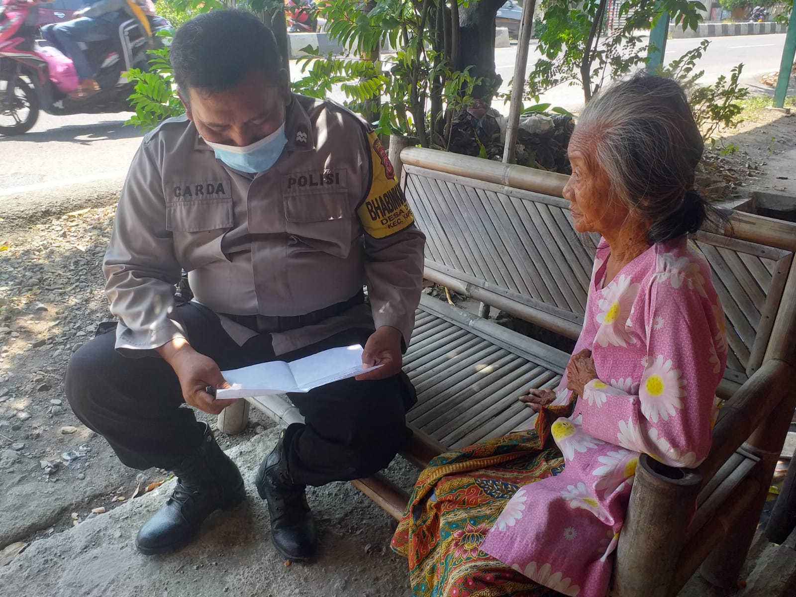 Delapan Lansia Dijemput Polisi Guna Laksanakan Vaksinasi Ditengah PPKM