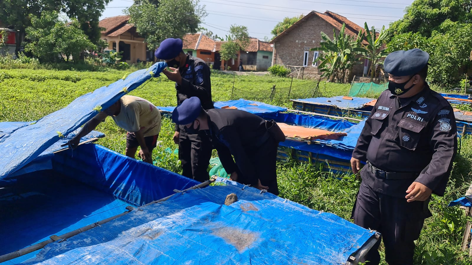 Personil Brimob Jabar Kunjungi Warga Pemilik Tempat Pembibitan Dan Pembesaran Ikan Lele