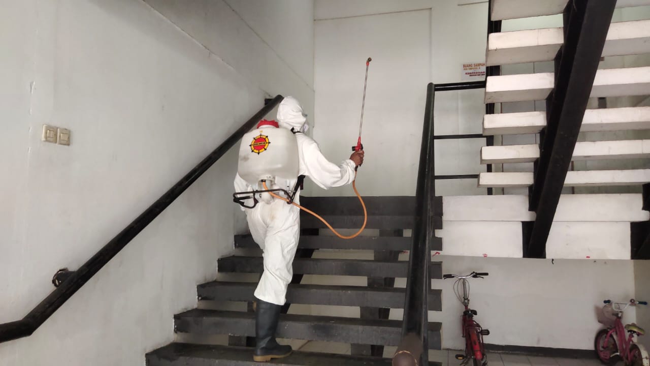 Brimob Jabar Kembali Semprotkan Disinfektan Ke Lingkungan Asrama