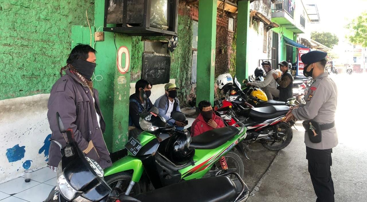 Sambangi Pangkalan Ojek, Brimob Jabar Sampaikan Prokes Ditengah Pandemi