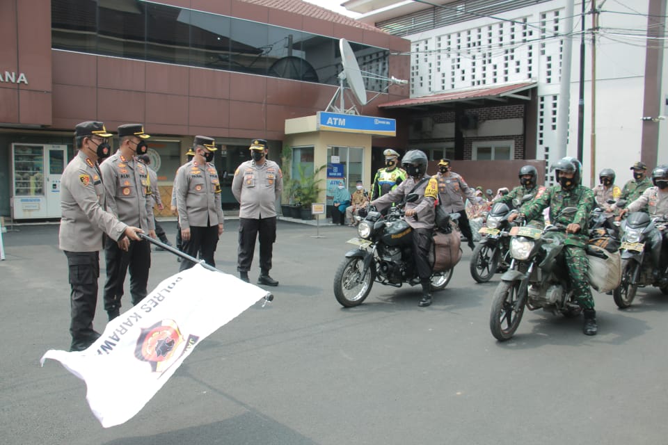 Rangkaian HUT TNI ke 76, Alumni AKABRI ’89 Gelar Bansos Di Karawang Dimasa PPKM