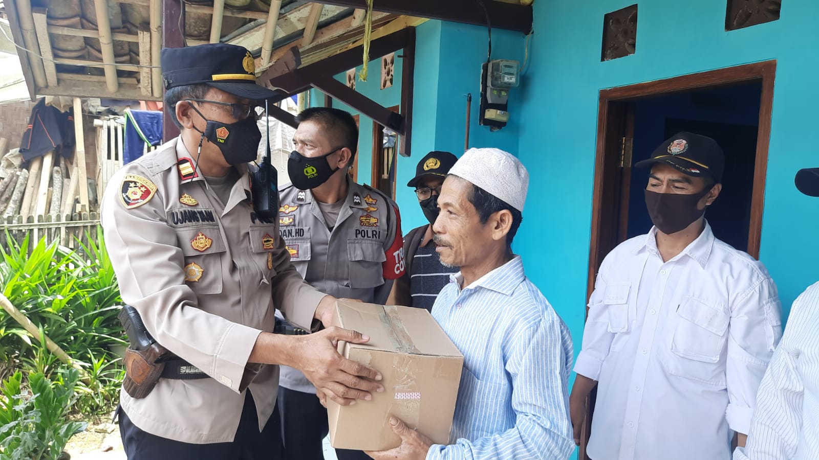 Polisi Salurkan Bansos Kepada Korban Kebakaran Rumah Dimasa PPKM