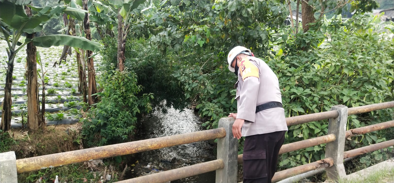 Patroli SAR Brimob Polda Jabar Cek Sungai Di Desa Cikawari Lembang Antisipasi Cuaca Ekstrim
