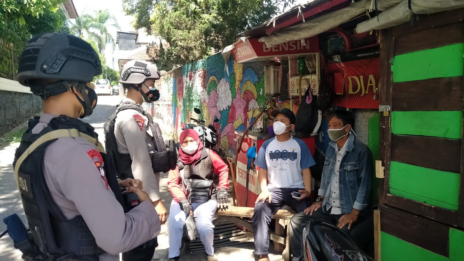 Cegah Penyebaran Covid-19, Personil Brimob Jabar Edukasi Prokes Masyarakat Di Kampung GBO Cipanas