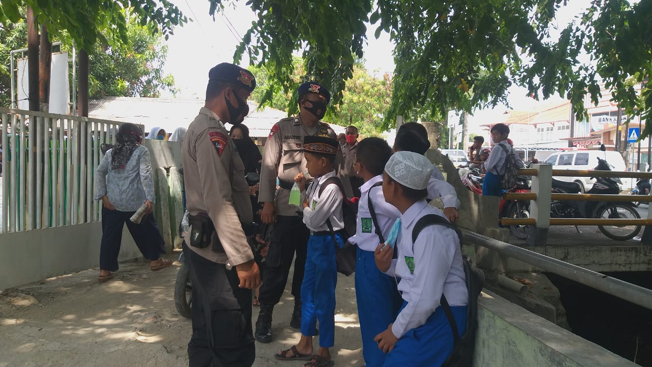 Peduli Masyarakat, Brimob Jabar Hadir Himbau Anak-anak Untuk Selalu Menjalankan Prokes Dikala Pandemi