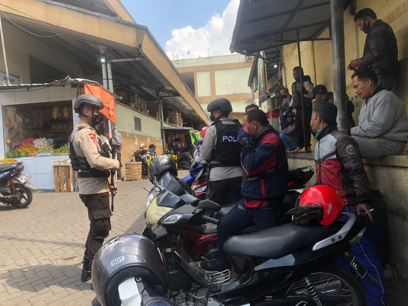 Peduli Kesehatan, Brimob Jabar Bagikan Masker Gratis Kepada Warga Gadog