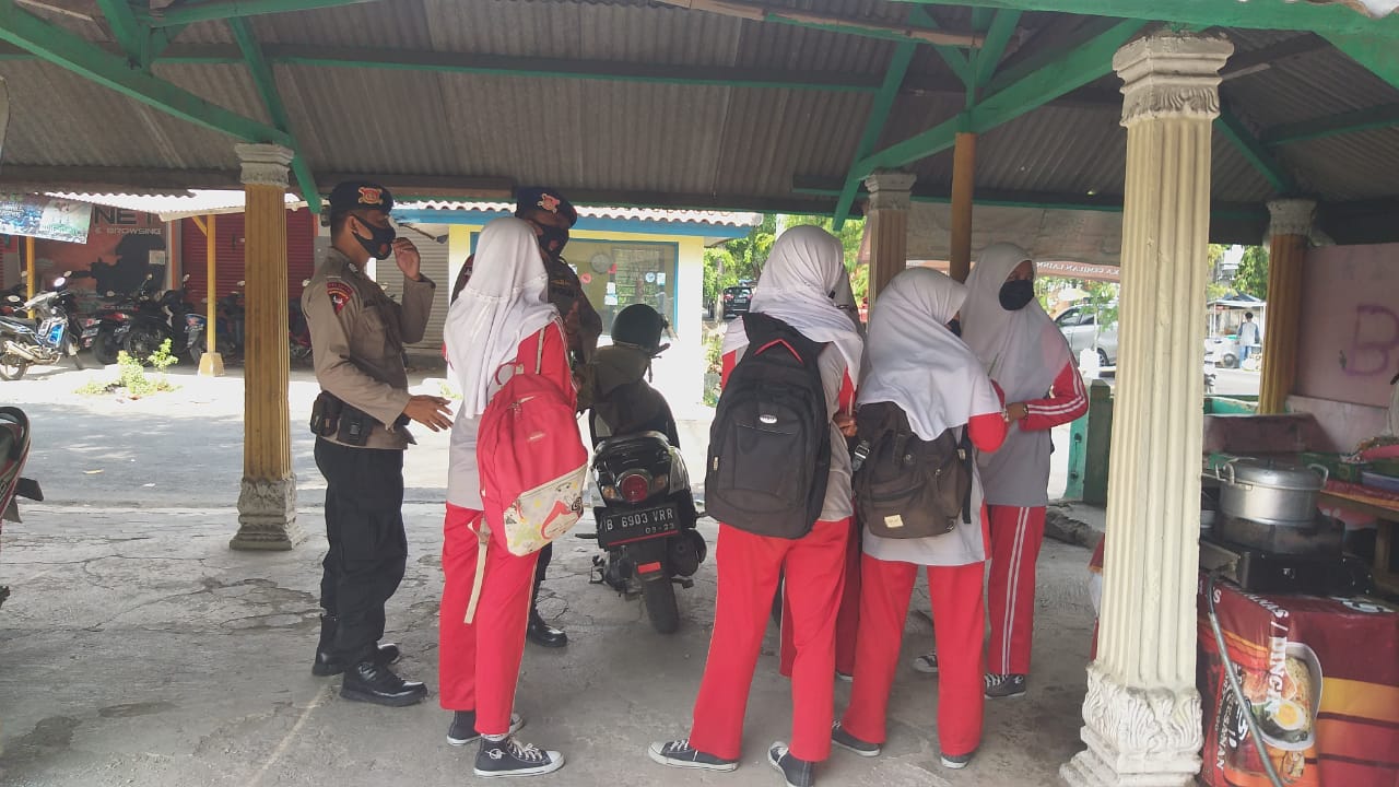 Brimob Jabar Berikan Pengertian Kepada Anak – anak Mengenai Prokes