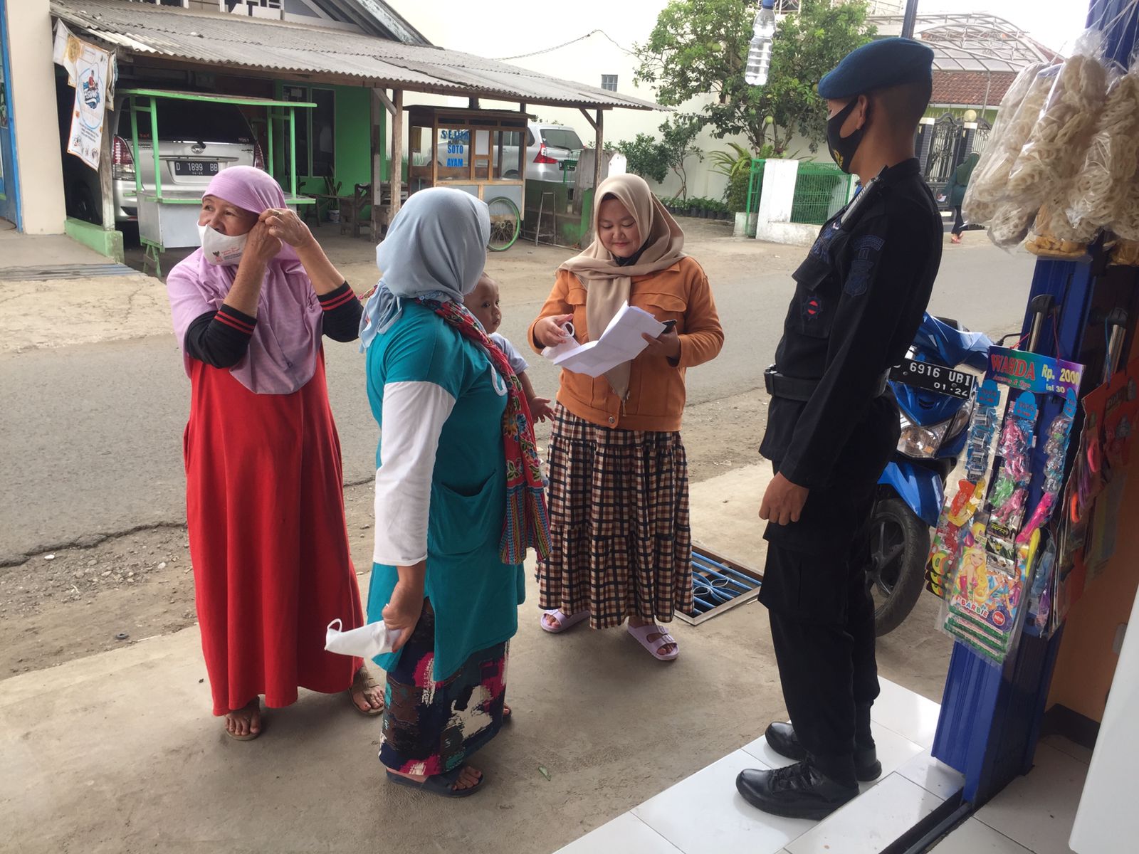 Edukasi Tatanan Hidup Baru, Brimob Polda Jabar Bagikan Masker Kepada Masyarakat
