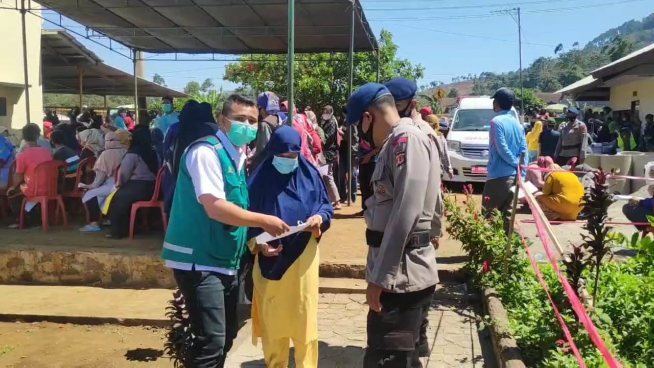 Brimob Jabar Bantu Pelaksanaan Vaksinasi Massa Desa Mekarlaksana