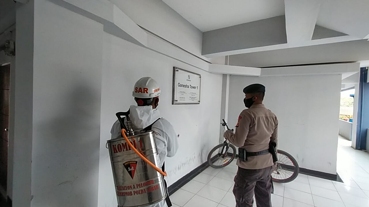 Brimob Jabar Semprotkan Disinfektan Lingkungan Ganesha Tower