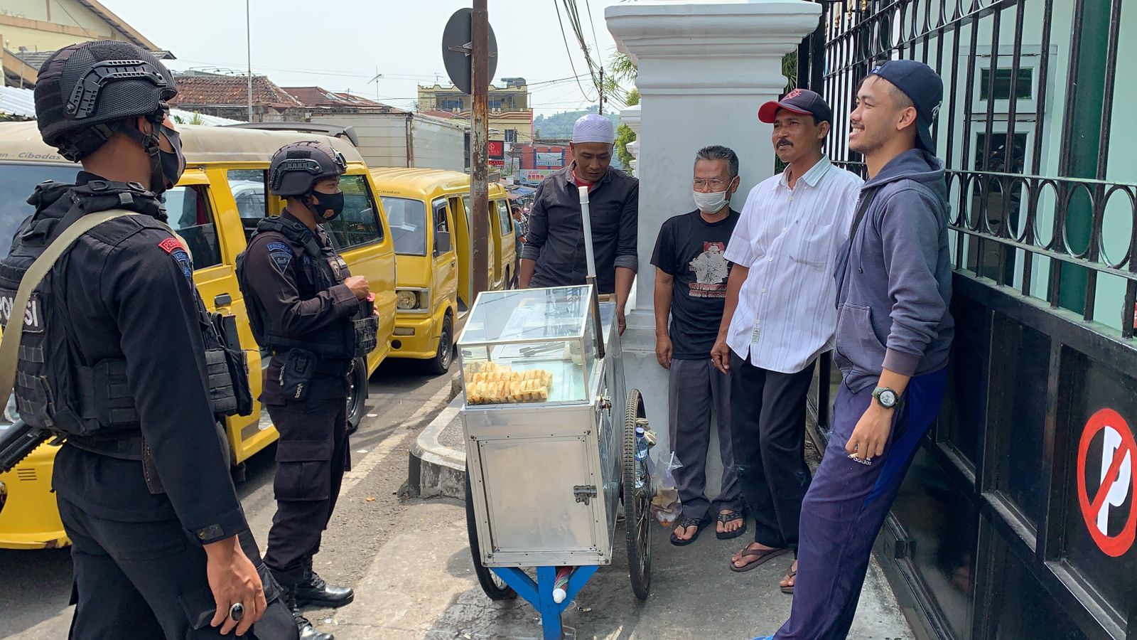 Patroli Brimob Polda Jabar Sosialisasi dan Imbau Prokes Masyarakat Upaya Cegah Penyebaran Covid-19