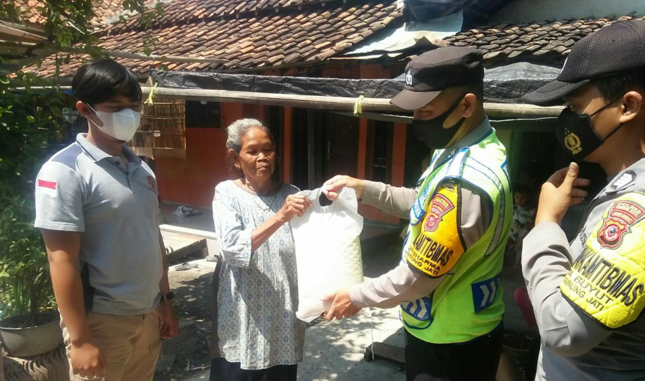 Kabid Humas Polda Jabar : Polisi Peduli, Bagikam Bansos Sembako Kepada Warga Kurang Mampu Dimasa PPKM