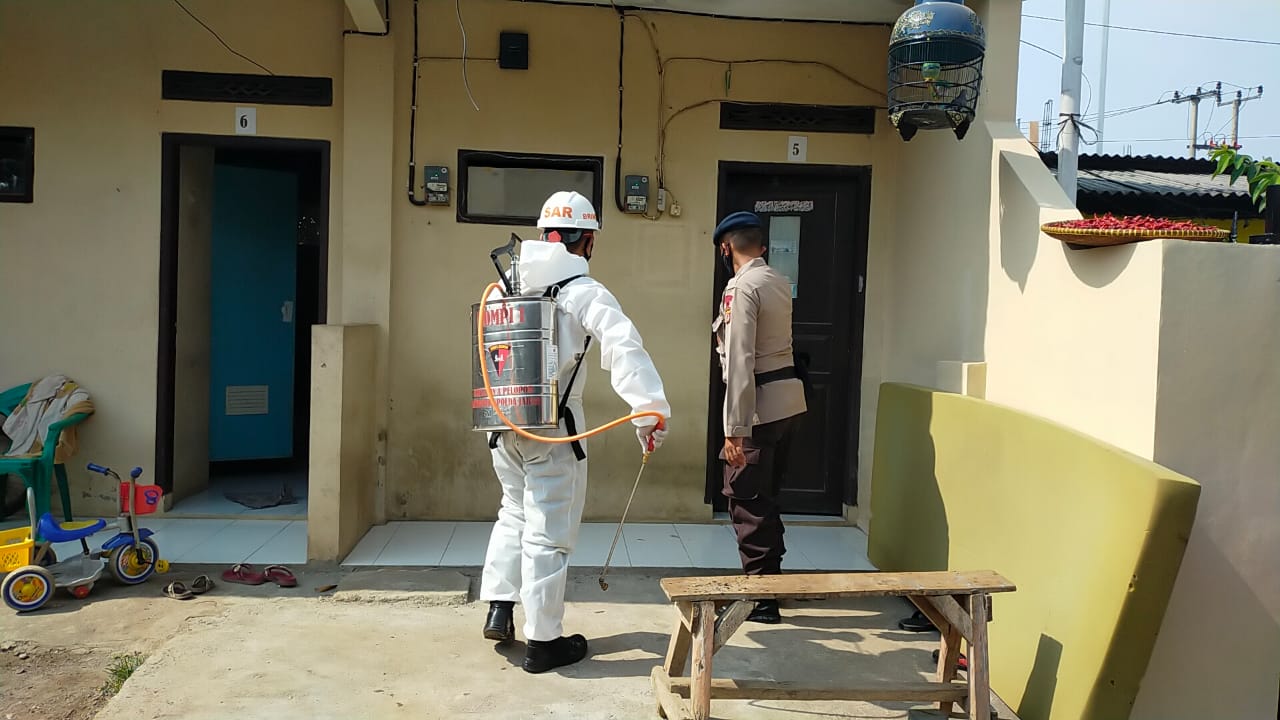 Brimob Jabar Hentikan Penyebaran Virus Corona Dengan Penyemprotan Disinfektan