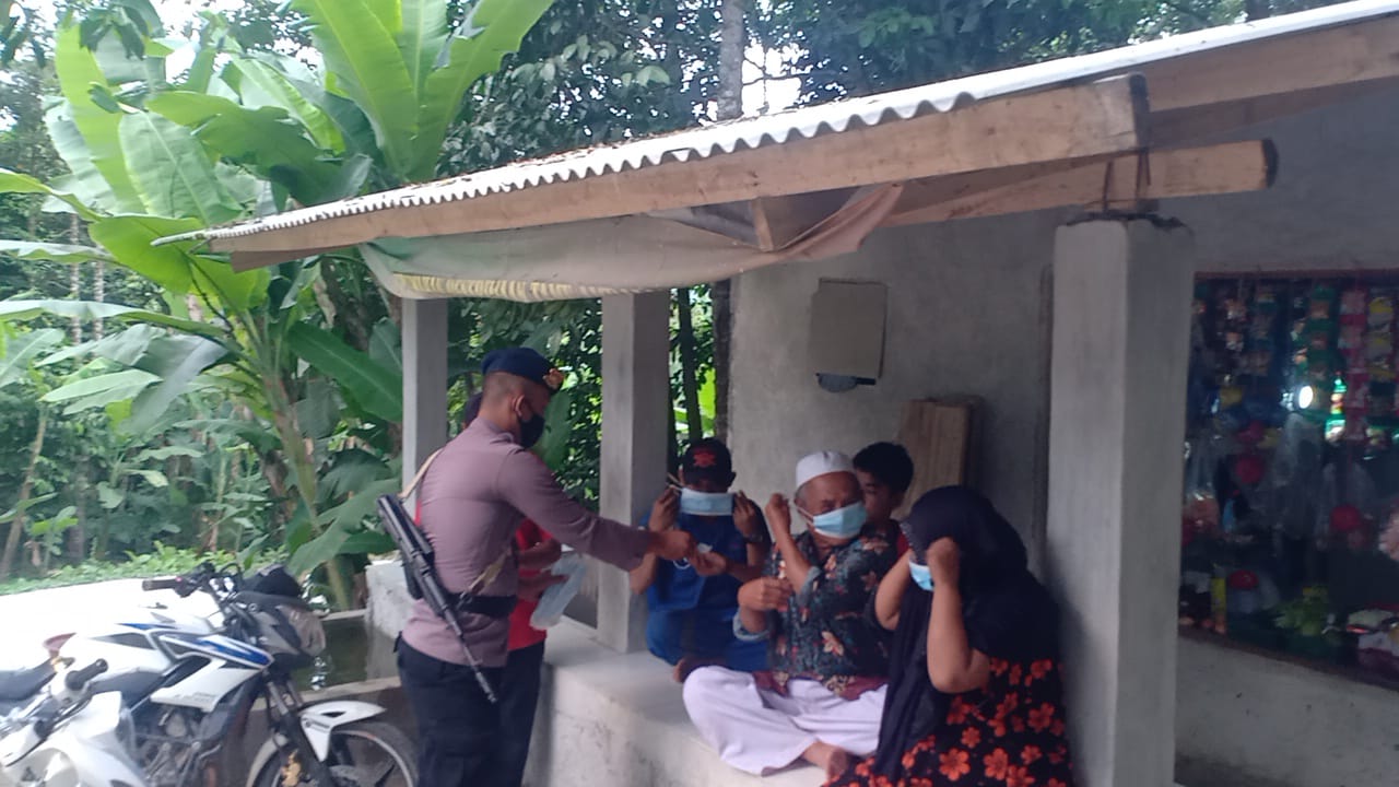 Kegiatan Brimob Polda Jabar Memberikan Alat Pelindung Diri (APD) Yakni Berupa Masker