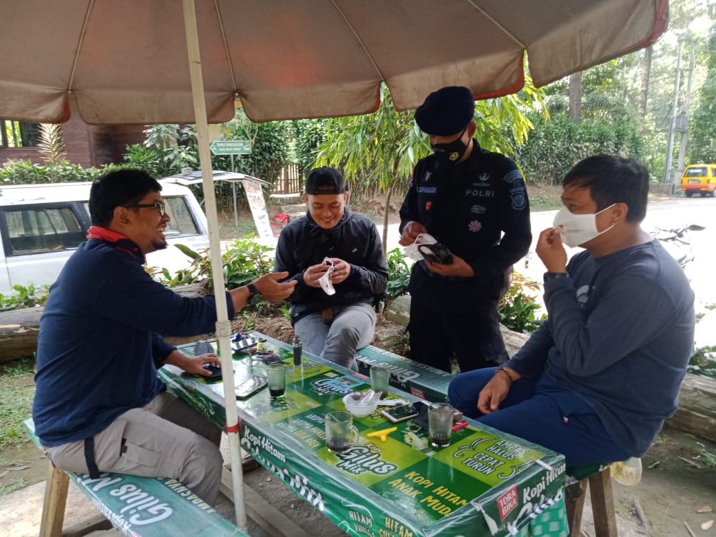 Mengajak Masyarakat Waspada Hindari Paparan Covid-19, Brimob Polda Jabar Bagikan Masker Gratis