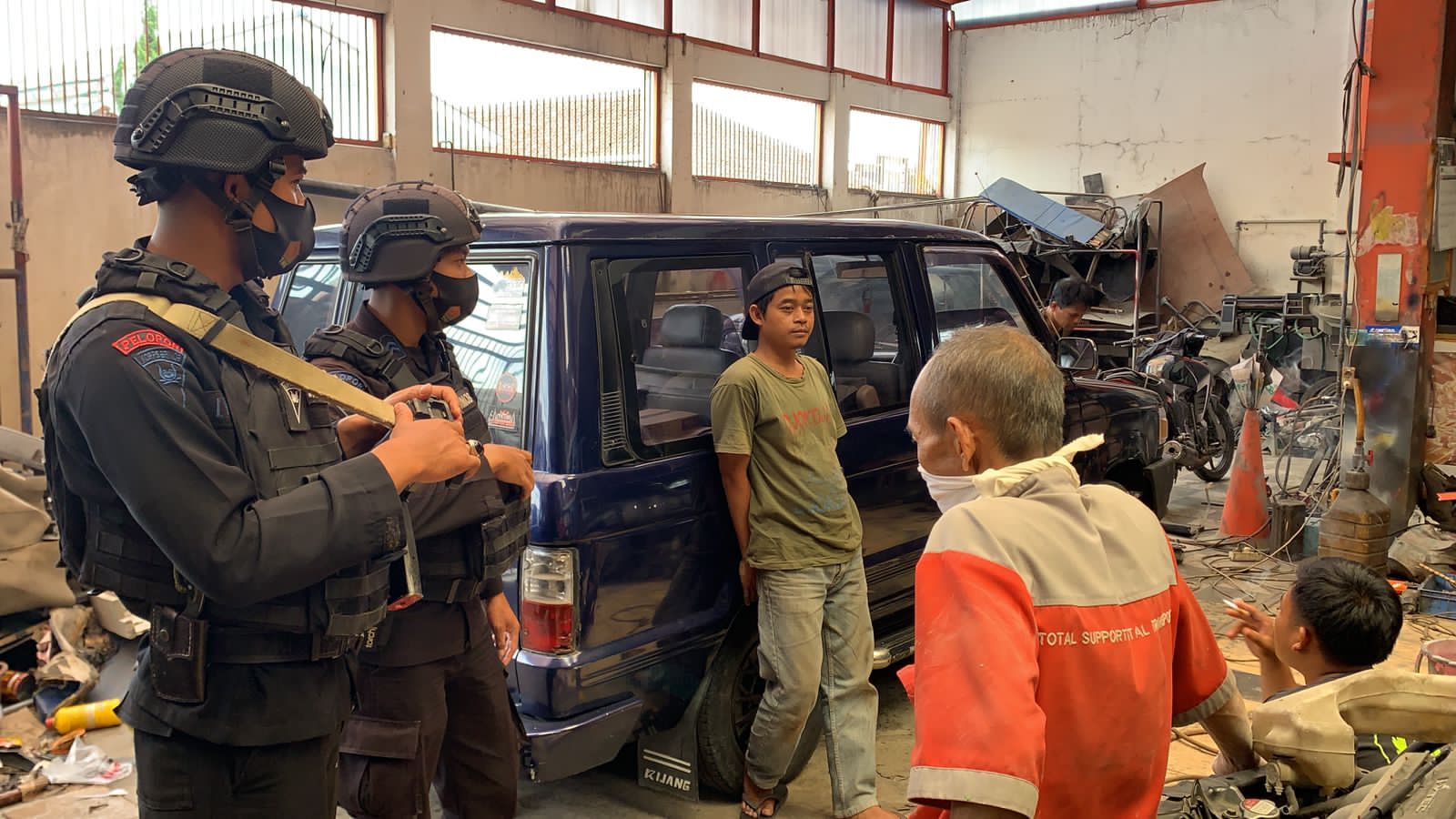 Patroli Brimob Jabar Sambangi Masyarakat Di Bengkel Mobil Wilayah Pacet Untuk Terapkan Prokes 