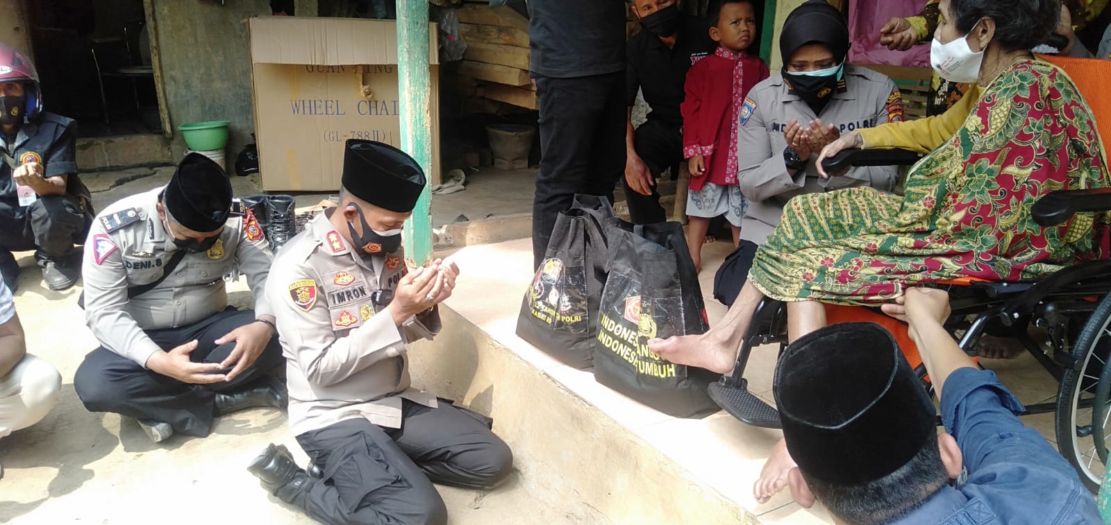 Kabid Humas Polda Jabar : Polisi Terus Salurkan Bantuan Sosial Untuk Masyarakat Ditengah PPKM