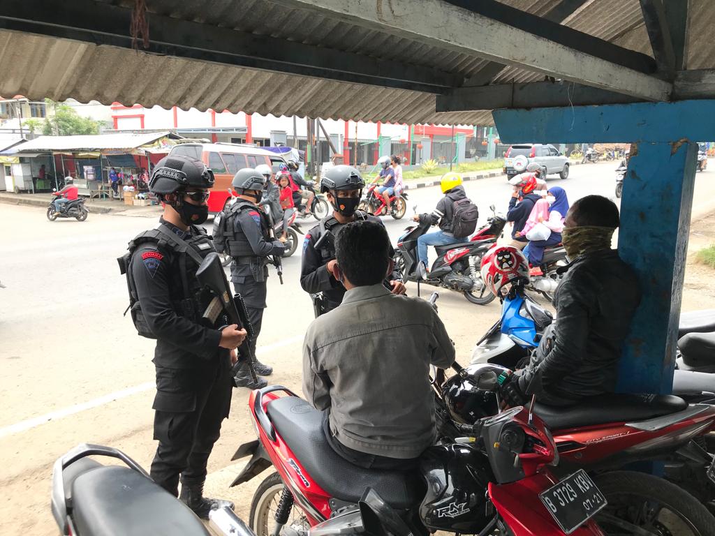 Gegana Brimob Jabar Patroli Dialogis Imbau Protokol Kesehatan Kepada Warga Tanjungsari