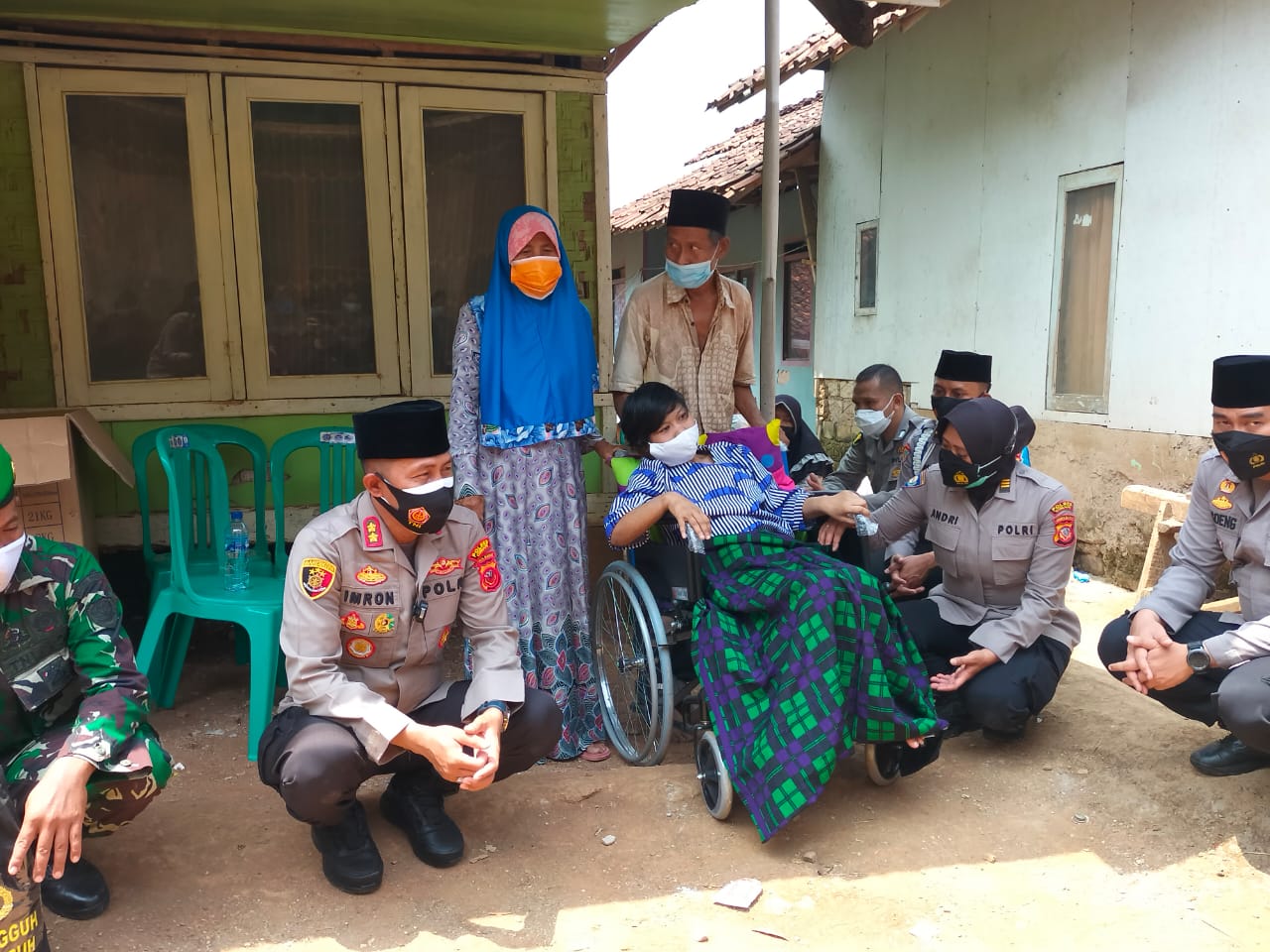 Weekend Tak Halangi Untuk Berbagi, Polisi Bagikan Bansos Sembako Di  Kec. Cipeundeuy Dimasa PPKM