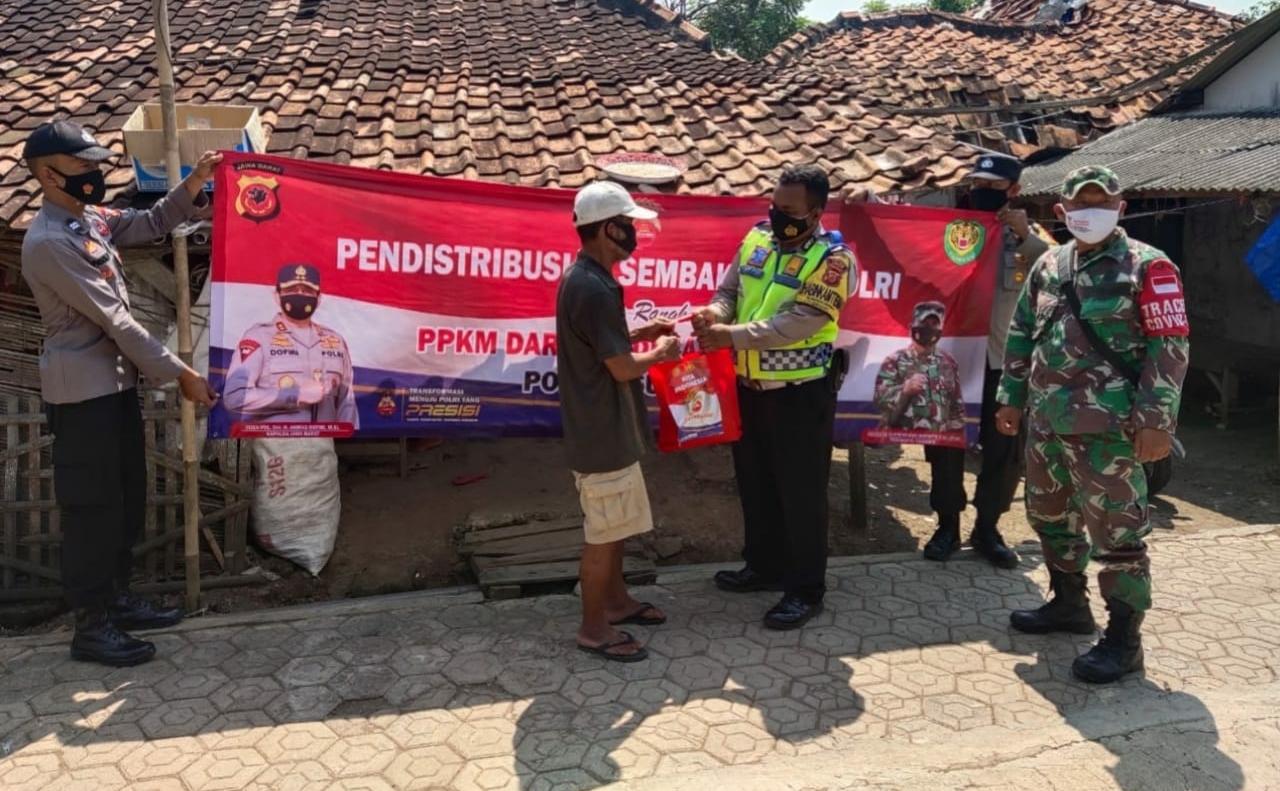 Kabid Humas Polda Jabar : Bantu Warga Dimasa PPKM, Polisi Terus Bagikan Bansos Sembako 