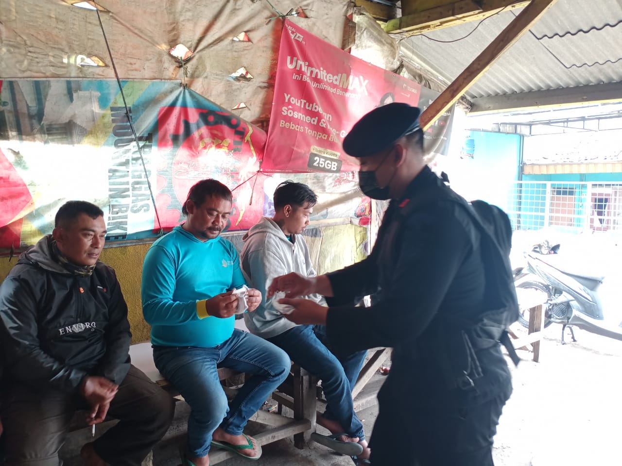 Brimob Polda Jabar Himbau Langkah-langkah Agar Masyarakat Tidak Acuh Pada Protokol Kesehatan