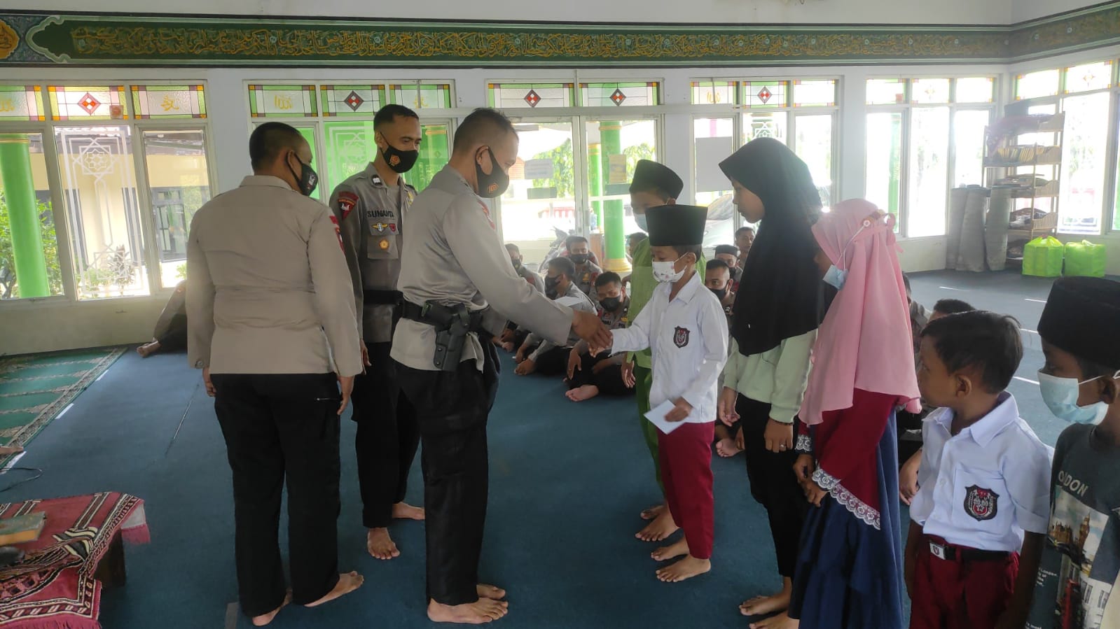 Peringati Maulid Nabi Muhammad, Brimob Jabar Bagi-Bagi Santunan Kepada Anak Yatim